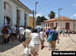 Turistas recoren calles en Trinidad