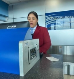 En esta foto, tomada por Claudia Márquez en el Aeropuerto de Panamá y publicada en su cuenta de Facebook, aparece la supervisora no identificada de Copa Airlines que le dijo que Cuba se arroga el derecho de decidir quién entra al país.