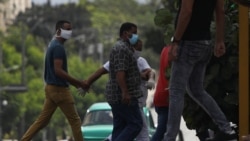 Un agente vestido de civil detiene el martes a un hombre en el lugar donde estaba previsto que se hiciera la protesta (Alexandre Meneghini/Reuters).