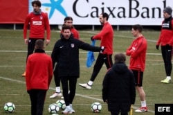 Diego Pablo Simeone (c), se dirige a sus jugadores.