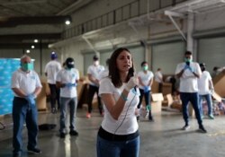 Rosa María Payá, promotora del proyecto Cuba Decide, habla durante la recogida de ayuda para enviar a los cubanos de la isla organizada por la iniciativa Solidaridad entre Hermanos, el 16 de mayo del 2020.