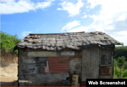 Así vive una familia afectada por Sandy en 2012 en Santiago de Cuba.