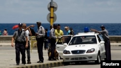 La policía controla el Malecón habanero. (REUTERS/Desmond Boylan/