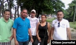 Manuel Guerra Pérez y Lisbey Lora (2do y 3ro de izq. a der.) Además, Aníbal Alemán, Rosa Avilés y Vladimir Turró, todos del boletín Cimarrón de Mayabeque.