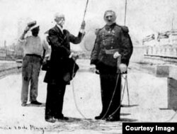 Máximo Gómez y el general Leonard Wood el 20 de mayo de 1902.