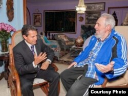 El presidente de México Enrique Peña Nieto con Fidel Castro.