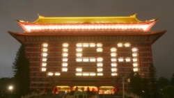 Letras que dicen “USA” (EE. UU.) iluminan el Grand Hotel de Taipéi en junio para agradecer a Estados Unidos la donación de vacunas contra COVID-19 a Taiwán. Foto: AP/Chiang Ying-ying.