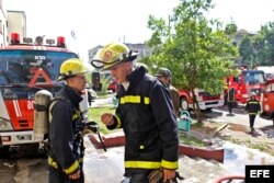 Bomberos en la escena del incendio.