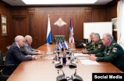 Ricardo Cabrisas en su reunión con el titular de Defensa de Rusia. Tomado de la cuenta oficial en Twitter del Ministerio de Defensa ruso. @mod_russia