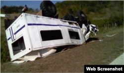 El camión ómnibus siniestrado en la carretera entre Niquero y Pilón.