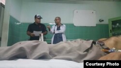 Agustín Moreno (izq.) con el médico en la sala en que se encontraba Liriano Linares.