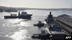 La fragata rusa Almirante Gorshkov atracó en el mismo muelle habanero donde fondeaban los cruceros procedentes de EEUU (Foto: AFP).