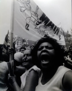 Turbas de cubanos castristas se manifiestan en contra de los que desean abandonar la isla.