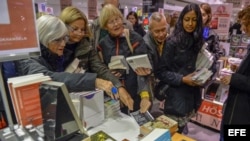 Un cliente se hace con el último ejemplar a la venta de la obra del escritor galo Patrick Modiano en una libreria en Estocolmo, Suecia.