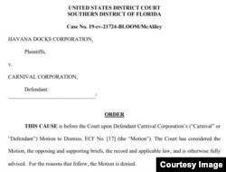 El fallo de la jueza Beth Bloom rechaza la solicitud de Carnival de desestimar la demanda de Havana Docks Corporation.