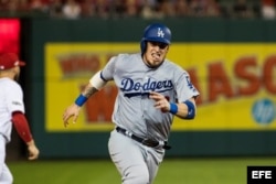 Yasmani Grandal corre hacia tercera base.