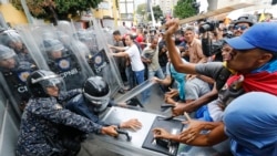 Miembros de la oposición venezolana se enfrentan a policías que impidieron el paso de una marcha en Caracas, Venezuela, el 10 de marzo del 2020.