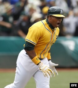 El jugador de los Atléticos de Oakland Yoenis Cespedes celebra tras batear para tres carreras ante los Dodgers de Los Ángeles