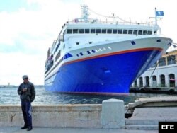 Crucero atracado en un muelle cubano.