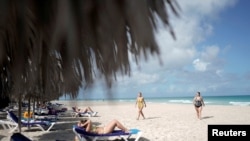 Turistas alemanes en Varadero. Cuba no ha logrado recuperar las cifras pre pandemia de visitantes internacionales. (REUTERS/Alexandre Meneghini/Archivo)