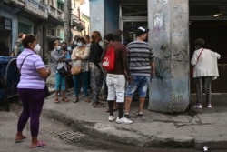 Cubanos hacen cola en una bodega, en La Habana, para adquirir alimentos. (Yamil LAGE / AFP)