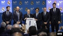 El presidente del Real Madrid, Florentino Pérez (3i), el de Telefónica, José María Álvarez-Pallete (3d), los entrenadores de la sección de fútbol, Zinedine Zidane (2i), y de baloncesto, Pablo Laso (2d) y los capitales, Sergio Ramos y Felipe Reyes (d).