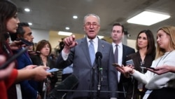 El líder de la minoría demócrata en el Senado, Chuck Schumer, habla a la prensa en el Capitolio de Washington, DC, el lunes 27 de enero del 2020.