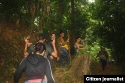 Cubanos durante su travesía en Panamá. Foto tomadas de Facebook de Ruta 25 y de Silvio E Campo