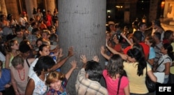 Cientos de cubanos dan vueltas a la ceiba de El Templete, una tradición que se remonta a la colonia española.