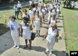 Una de las primeras marchas de las Damas de Blanco. AFP PHOTO/Adalberto ROQUE