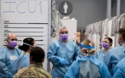 Estudiantes de medicina entrenan para enfrentarse a COVID-10. Foto de Servicio Universitario Uniformado