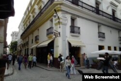 En el Café Paris de la calle Obispo coinciden turistas y niñas prostitutas.