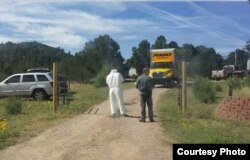 Agentes custodian la entrada a una propiedad allanada en Westcliffe, CO, por cultivo de marihuana con fines de tráfico (FB).