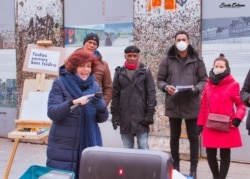 Reunidos junto a los restos del Muro de Berlín los cubanos apoyan al MSI