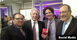 El periodista independiente Roberto de Jesús Guerra, Mario Vargas Llosa, el activista Boris González Arenas y el escritor Carlos Alberto Montaner (i-d). Foto: Facebook Roberto de Jesús Guerra.