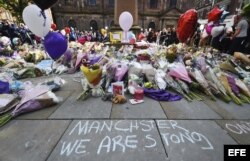 Vista de las flores y mensajes dejados por los ciudadanos en la plaza de Santa Ana, en Manchester.