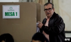 Rodrigo Londoño, alias Timochenko, vota en un colegio electoral de Bogotá