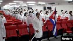 Médicos cubanos reunidos el 4 de junio de 2020, antes de ir a misión en Kuwait. Los profesionales cubanos han sido enviados a decenas de países. REUTERS/Alexandre Meneghini