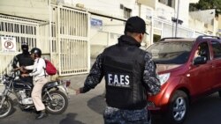 Los miembros de las Fuerzas de Acciones Especiales (FAES) permanecen en un puesto de control en el barrio de los 70 durante una operación policial el 1 de abril de 2019 en Caracas, Venezuela