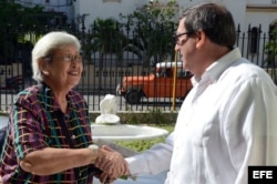 Virginia Dandan con el canciller cubano, Bruno Rodríguez.