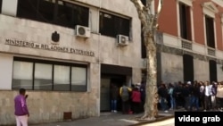 Cubanos hacen fila el lunes frente a la cancillería uruguaya para gestionar su renuncia al refugio y la entrega de la cédula legal.