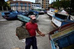 Un pescador en La Habana intenta proteger su barco el 5 de julio de 2021