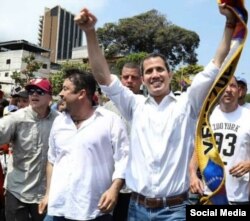 Marrero junto a Guaidó en un recorrido por Vargas. Tomado de @robertomarrero