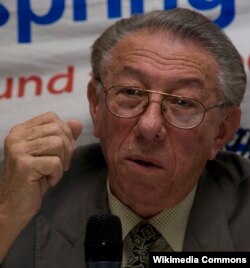 Orlando Borrego en una imagen antigua durante una conferencia sobre el Che Guevara en una universidad de Liverpool.