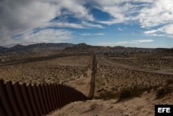 Vista general de hoy, miércoles 25 de enero de 2017, de la barda fronteriza que divide al estado de Texas - Nuevo México (i) y Ciudad Juárez (México) (d).