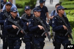 Vigilania policia en el hotel St. Regis, donde se hospedan los norcoreanos.