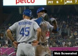 Yasiel Puig conectó un triple.