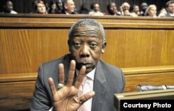 El Comisionado de Policía de Sudáfrica Jackie Selebi recibía sobornos de la mafia local. Fue condenado a 15 años.