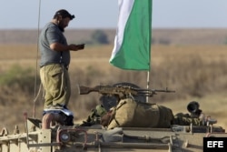 Soldados israelíes descansan en la frontera sur de la Franja de Gaza. (Archivo)