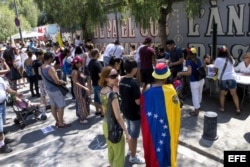 La comunidad venezolana vota en Barcelona, España.